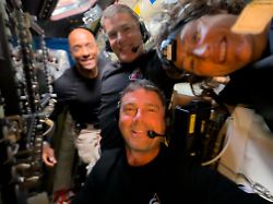 dieses von der nasa zur verfuegung gestellten bild zeigt die artemis 2 crewmitglieder victor glover l r jeremy hansen victor glover reid wiseman und christina koch waehrend eines selfies