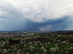 dunkle gewitterwolken ziehen hinter moessingen am fuss der mittleren schwaebischen alb auf der deutsche wetterdienst warnt vor unwettern in sueddeutschland 1