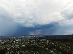 dunkle gewitterwolken ziehen hinter moessingen am fuss der mittleren schwaebischen alb auf der deutsche wetterdienst warnt vor unwettern in sueddeutschland