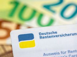 ein ausweis der deutschen rentenversicherung und euro bargeld als symbolbild fuer rente rentenzahlung und rentenreform nur fuer redaktionelle verwendung