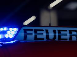 ein blaulicht leuchtet auf einem feuerwehrwagen in bonn starb ein mann bei einem brand in einem seniorenheim