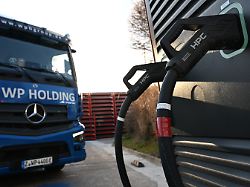 ein elektro lastkraftwagen steht auf dem firmengelaende der wp holding in zwickau das logistikunternehmen nutzt batrerieelektisch angetriebene lastkraftwagen