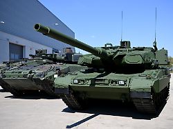 ein kampfpanzer leopard 2 r steht auf dem werksgelaende des unternehmens knds vor einer werkshalle