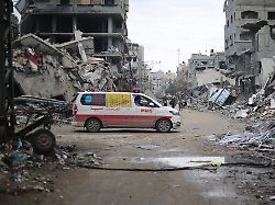 ein krankenwagen faehrt an truemmern zerstoerter gebaeude in beit lahia bei dschabalia vorbei