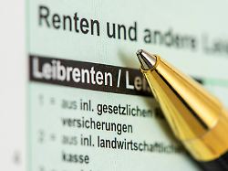 ein kugelschreiber liegt auf einem steuerformular fuers finanzamt als symbolbild fuer die besteuerung von rentenzahlungen nur fuer redaktionelle verwendung