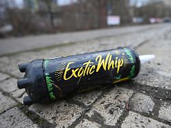 ein lachgasbehaelter liegt in der leipziger innenstadt auf dem boden