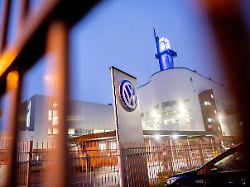 ein logo von volkswagen steht an einer einfahrt zum werk osnabrueck volkswagen moechte sich von dem standort trennen und fuehrt daher gespraeche mit dem israelischen ruestungskonzern rafael