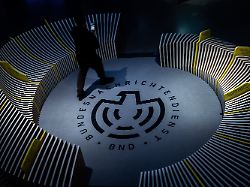 ein mann geht durchs besucherzentrum des bnd vor dem empfang zum 70 geburtstag des bundesnachrichtendienstes der deutsche auslandsgeheimdienst bnd hat am 1 april 1956 seine arbeit aufgenommen