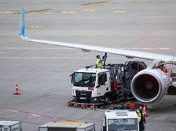 ein mitarbeiter betankt am terminal des flughafens ber ein flugzeug mit kerosin am donnerstag den 24 07 2025 beginnen in berlin und brandenburg die sommerferien in den schulen