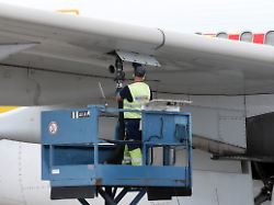 ein mitarbeiter des bodenpersonals betankt vor dem erstflug der chinesischen fluggesellschaft hainan vom ber auf dem flughafen berlin brandenburg ein flugzeug der airline vom typ airbus a330 300