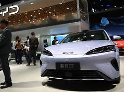 ein modell des byd haiyue 07 steht auf einem messestand waehrend der auto china 2026