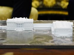 ein modell des weissen hauses und des neuen ballsaals r ist auf einem tisch zu sehen waehrend sich us praesident trump mit nato generalsekretaer rutte im oval office des weissen hauses trifft