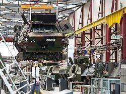 ein panzer schwebt in der fertigungshalle