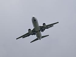 ein passagierflugzeug mit der registrierung lz cri fliegt mit ausgefahrenem fahrwerk und landeklappen vor einem bewoelkten himmel