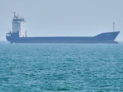 ein tanker liegt in der strasse von hormus vor der kueste der insel qeschm