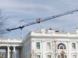 ein turmdrehkran fuer den bau des ballsaals des weissen hauses die bauarbeiten an trumps riesigem ballsaal sollen per gerichtsbeschluss vorerst gestoppt werden