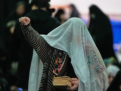 ein iranischer glaeubiger ruft waehrend einer zeremonie zum eid al fitr gebet das das ende des heiligen fastenmonats ramadan markiert in der grossen moschee imam khomeini in teheran