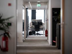 ein leerer arbeitsplatz ist am ende eines gangs in einem buero