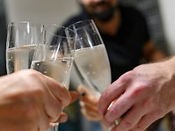 ein letztes anstossen mit den kollegen firmenabschiede bleiben unter bestimmten voraussetzungen steuerfrei