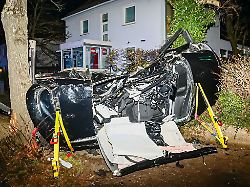 ein zerstoertes auto liegt an einer unfallstelle bei einem mutmasslichen autorennen sind in ludwigsburg zwei unbeteiligte frauen ums leben gekommen