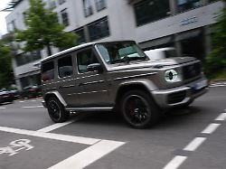 eine g klasse von mercedes benz faehrt auf einer strasse im stadtteil harvestehude zu dpa mercedes ruft weltweit ueber 9