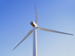 eine hoch aufragende windturbine vor einem strahlend blauen himmel in kalifornien usa die erneuerbare energien praesentiert