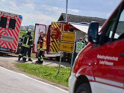 einsatzkraefte der feuerwehr besprechen sich vor ort nach dem unglueck bei dem drei menschen in einer lederfabrik und pelzgerberei im hessischen runkel ums leben kamen laufen die ermittlungen