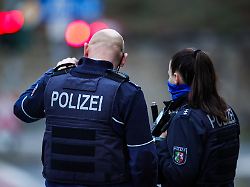 einsatzkraefte der polizei besprechen sich am bismarckplatz in der moenchengladbacher innenstadt