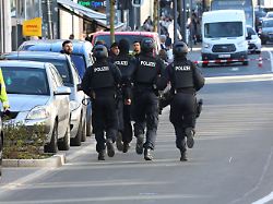 einsatzkraefte der polizei laufen ueber eine strasse in solingen laeuft aktuell ein grosseinsatz der polizei