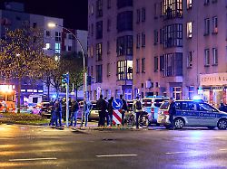 einsatzkraefte der polizei riegeln die reinickendorfer strasse an der ecke pankstrasse weitraeumig ab ein junger mann wurde in berlin wedding bei einer auseinandersetzung toedlich verletzt