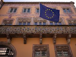 europaflagge weht am rathaus hotel de ville marktplatz altstadt obernai auch oberehnheim bas rhin grand est elsass frankreich