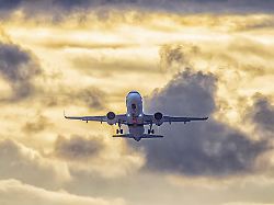 flughafen stuttgart mit flugzeug beim start eurowings airbus a320 vor dunklen wolken lichtstimmung am abend