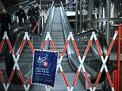 fahrgaeste tragen ihre koffer am berliner hauptbahnhof ueber die treppe mehrere rolltreppen am hauptbahnhof sind kaputt