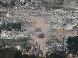 fahrzeuge und bulldozer der israelischen armee sind im suedlibanon im einsatz vom norden israels aus fotografiert