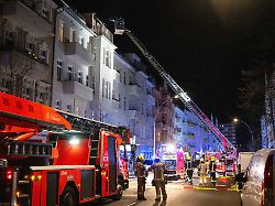 feuerwehrleute loeschen einen brand in einem mehrfamilienhaus bei dem brand in berlin wilhelmstadt ist am abend ein mann ums leben gekommen