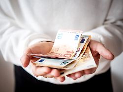 finanzielle unterstuetzung gibt es unter umstaenden auch nach dem tod eines unterhaltspflichtigen ex ehepartners sie nennt sich erziehungsrente