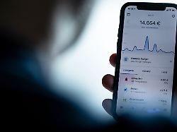 finanzueberblick schaffen ein haushaltsbuch oder onlinebanking analysen helfen dabei einnahmen und ausgaben klar zu strukturieren