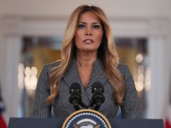 first lady melania trump spricht im grossen foyer des weissen hauses zu journalisten