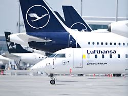 flugzeuge der lufthansa und der lufthansa cityline stehen am flughafen muenchen als reaktion auf hohe kerosinpreise legt die lufthansa erste flugzeuge still