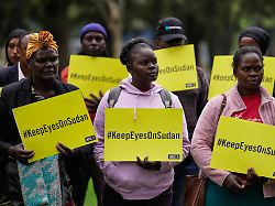 frauen halten plakate keepeyesonsudan waehrend einer baumpflanzung zum gedenken an den krieg im sudan der buergerkrieg im drittgroessten land afrikas begann am 15 april 2023