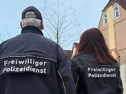 freiwillige polizeihelfer sind mit uniformen ausgestattet auf denen der aufdruck freiwilliger polizeidienst zu lesen ist