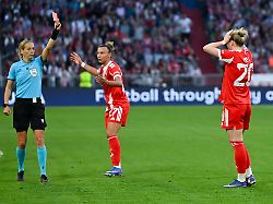fussball frauen champions league bayern muenchen fc barcelona k o runde halbfinale hinspiel in der allianz arena schiedsrichterin ivana martincic l zeigt franziska kett r bayern muenchen die rote karte