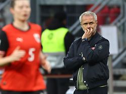 fussball frauen wm qualifikation europa frauen deutschland oesterreich liga a gruppe d 3 spieltag max morlock stadion bundestrainer christan wueck deutschland beobachtet das spiel