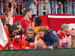 fussball herren saison 2025 2026 champions league viertelfinale rueckspiel fc bayern muenchen real madrid 4 3 bayern fans im innenraum jubel nach dem abpfiff ein fotograf wurde verletzt 15 04