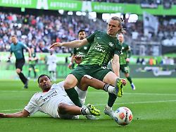fussball maenner 1 bundesliga vfl wolfsburg eintracht frankfurt 29 spieltag volkswagen arena patrick wimmer r vfl wolfsburg kaempft mit aurele amenda l eintracht frankfurt um den ball