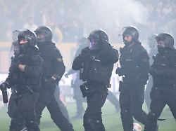fussball maenner 2 bundesliga dynamo dresden hertha bsc 28 spieltag im rudolf harbig stadion polizisten stehen waehrend einer spielunterbrechung im stadion auf dem spielfeld