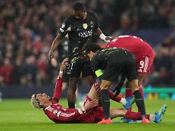 fussball maenner champions league k o runde viertelfinale rueckspiele fc liverpool paris saint germain liverpools hugo ekitike liegt verletzt am boden