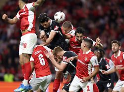 fussball maenner europa league sc braga sc freiburg k o runde halbfinale hinspiele estadio municipal de braga spieler von braga in rot und freiburg springen zum ball 1