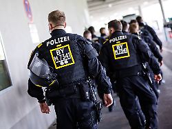 fussball uefa euro 2024 uniformierte polizisten vom unterstuetzungskommando usk gehen am fussball stadion muenchen bayern vorueber