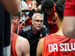 ger berlin basketball alba berlin vs fc bayern basketball in der uber arena bbl spieltag 5 im bild v l gordon herbert fcb trainer waehrend des briefings in der ausszeit 26 10